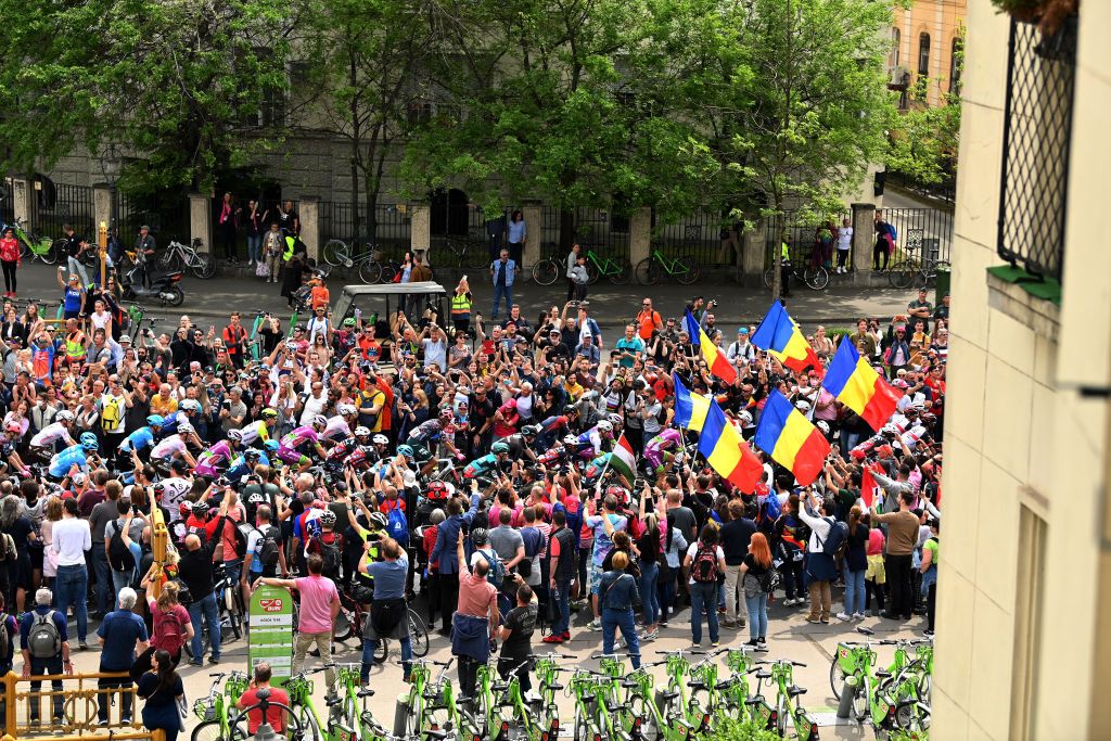 VISEGRAD HUNGARY MAY 06 A general view of the peloton while fans cheer at Heroes Square in Budapest City prior to the 105th Giro dItalia 2022 Stage 1 a 195km stage from Budapest to Visegrd 337m Giro WorldTour on May 06 2022 in Visegrad Hungary Photo by Stuart FranklinGetty Images