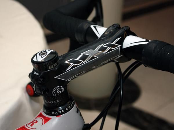 Armstrong switched to an alloy bar for Flanders but stuck with a carbon stem.