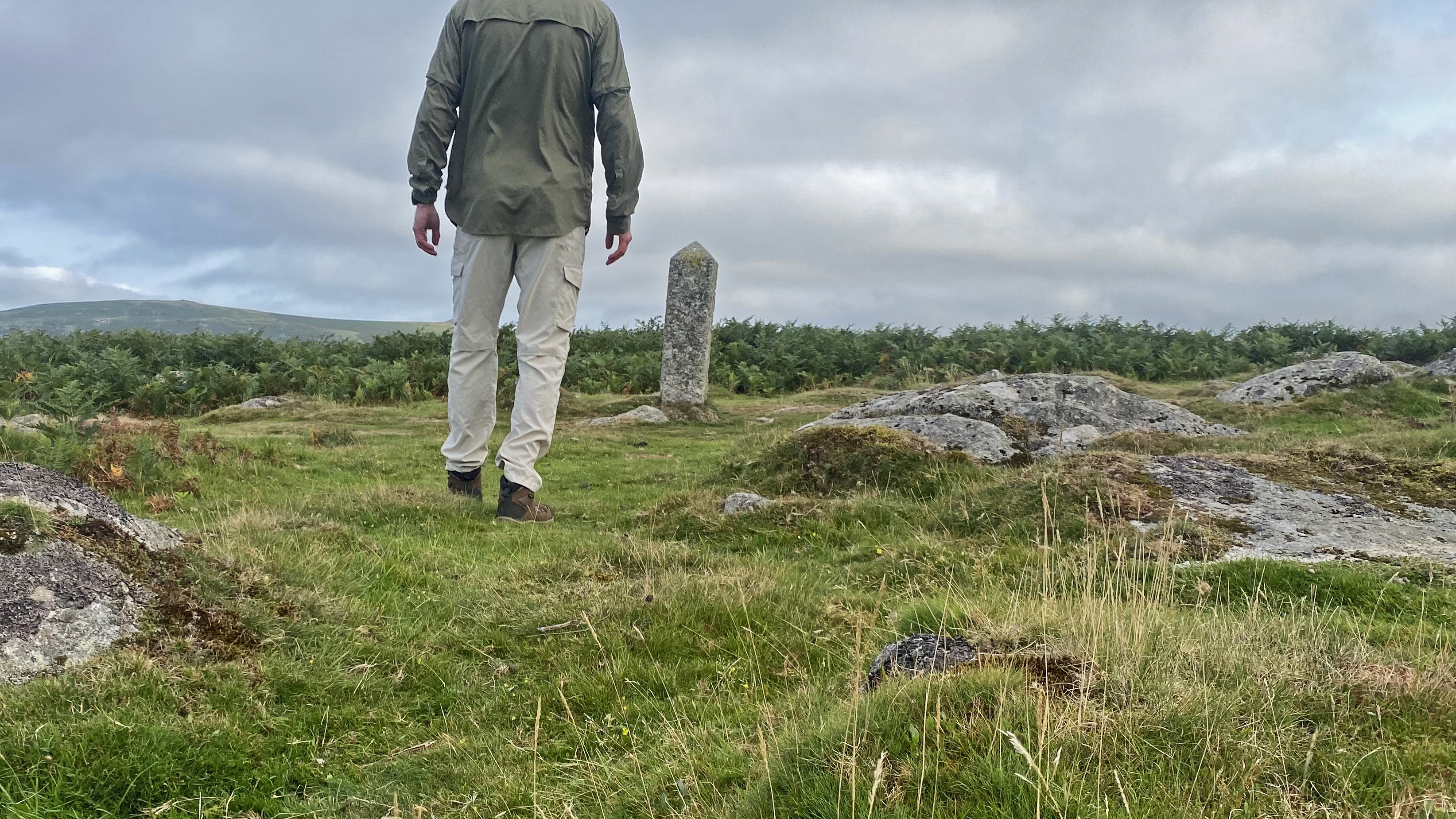 Walker wearing the Columbia Skien Valley Cargo Hiking Trousers, seen from the rear
