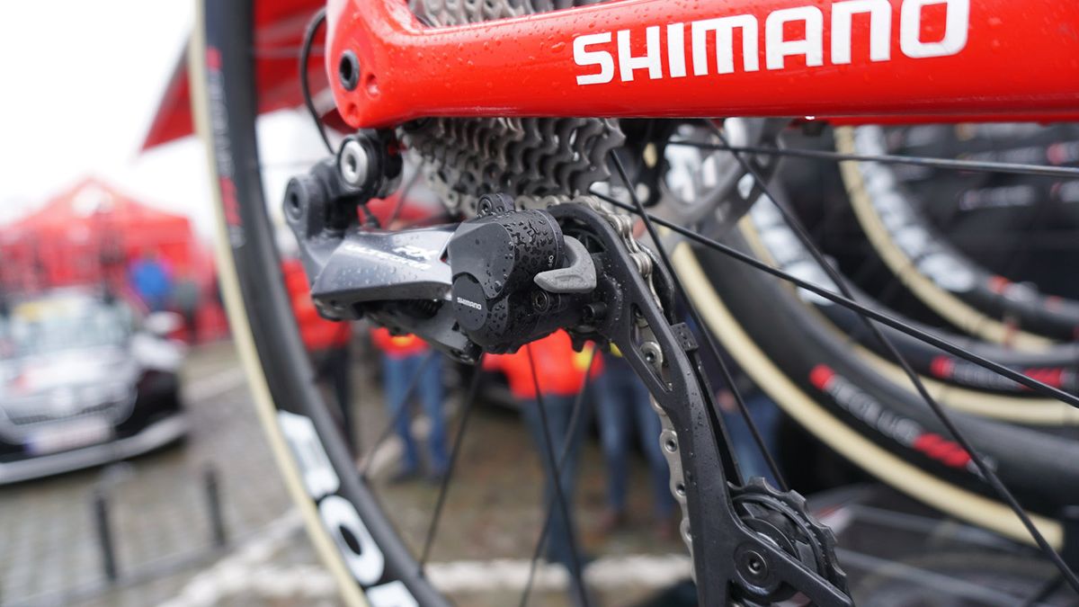 The clutch derailleur can be switched on or off to engage the derailleur over cobbles and reduce chain movement and disengaged on flatter surfaces to reduce friction