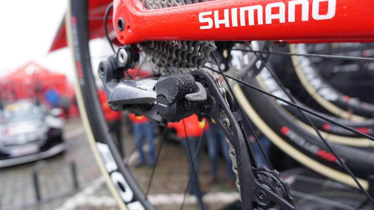 The clutch derailleur can be switched on or off to engage the derailleur over cobbles and reduce chain movement and disengaged on flatter surfaces to reduce friction