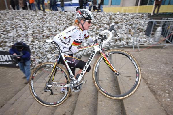 Hanka Kupfernagel (Itera-Stevens) on her way to third