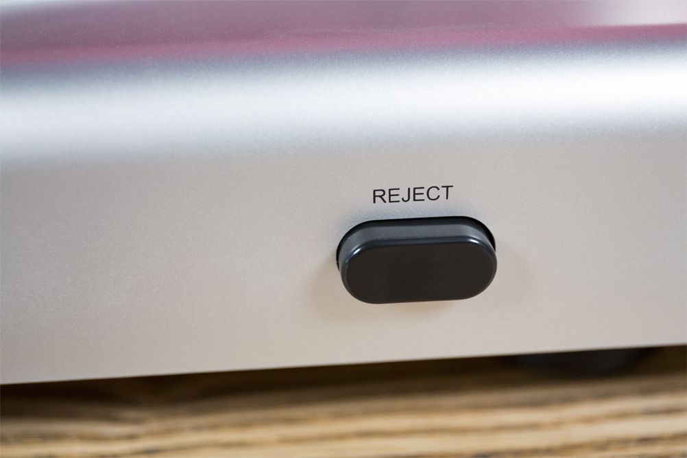This button lifts the T300A&rsquo;s tone arm off the record.
