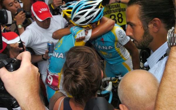 Contador gives Vinokourov a congratulatory hug after his win in Revel.