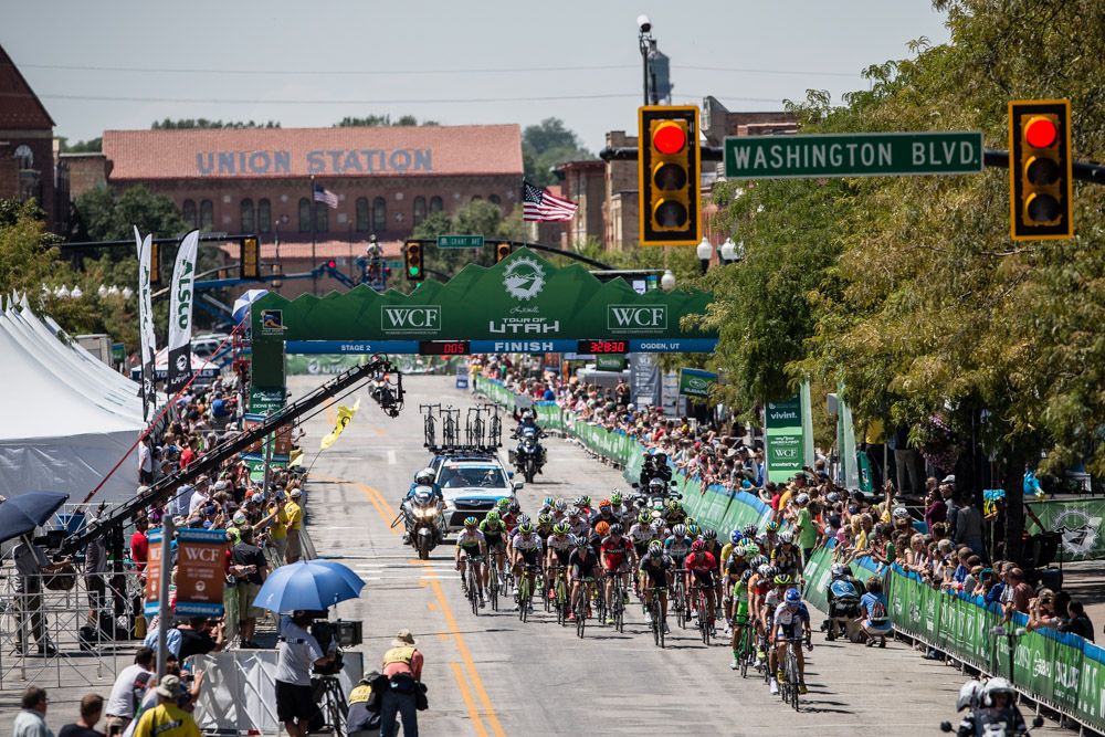 The field passes through the finish with 2 laps to go.