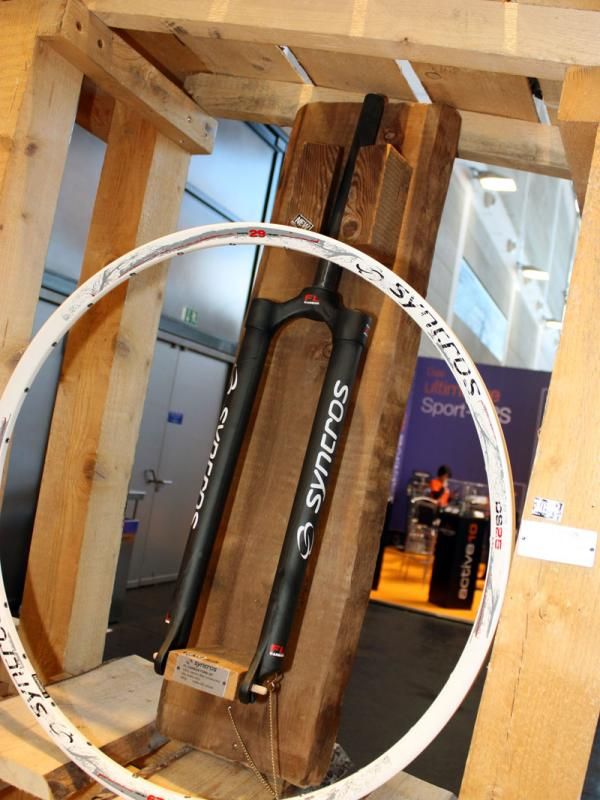 The new Syncros FL Carbon fork is all carbon, including the stout-looking round legs, crown, steerer, and dropouts. Claimed weight is 530g for the 26" version and 580g for the 29er.