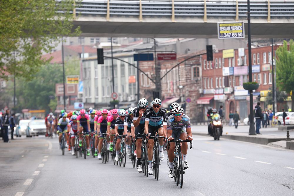 Southeast and Etixx-Quick Step on the front of the bunch