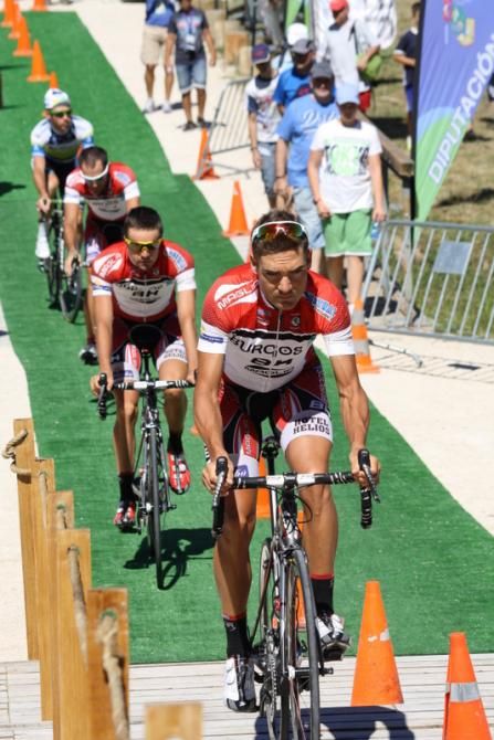 Mois&eacute;s Due&ntilde;as leads local Burgos BH riders to the sign control