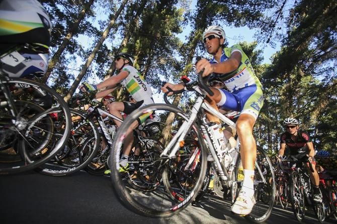 Lookng up at things at the Herald Sun Tour.