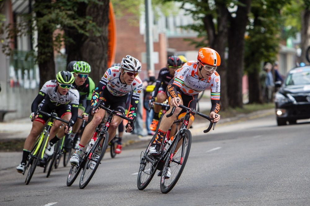 Benjamin Perry (Silber) leads the breakaway