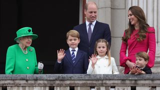 Queen Elizabeth II, Prince George of Cambridge, Prince William, Duke of Cambridge, Princess Charlotte of Cambridge, Prince Louis of Cambridge and Catherine, Duchess of Cambridge stand on the balcony during the Platinum Pageant