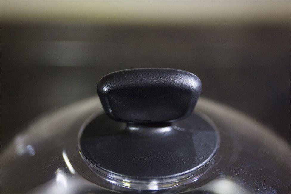 The knob on the lid allows you to lift the lid safely.