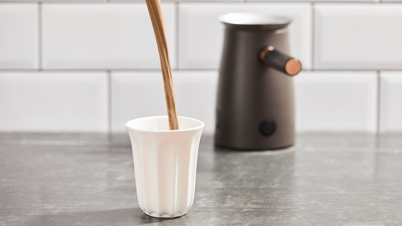 Hotel Chocolat Velvetiser pouring hot chocolate into white mug