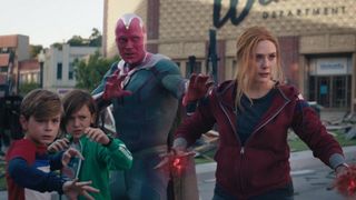 Wanda Maximoff, Vision, Speed und Wiccan bereit zum Kampf in WandaVision