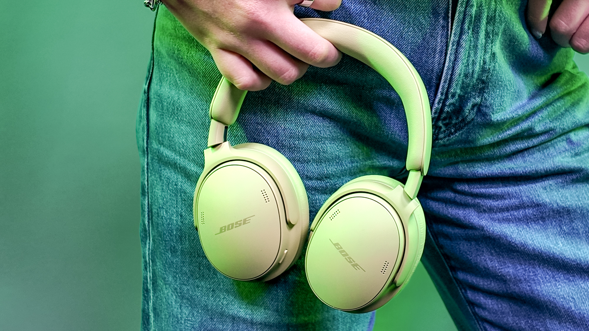 Kate Kozuch holding the Bose QuietComfort Headphones (2nd Gen)