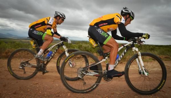 Kevin Evans and David George raced 29-inch Scott bikes