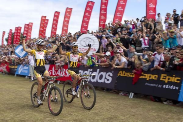 Christoph Sauser and Burry Stander finish hand in hand