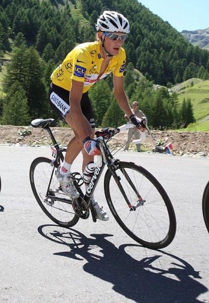 Schleck heads to Alpe d'Huez in yellow after holding tight on stage 16.