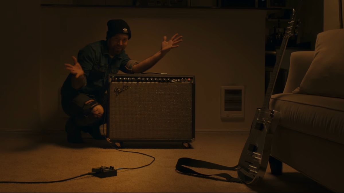 Guitarist and YouTuber Aaron Rash with a Fneder Twin Reverb II amp