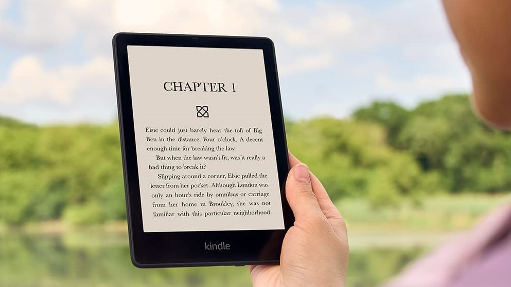 Amazon Kindle Paperwhite sostenido en la mano