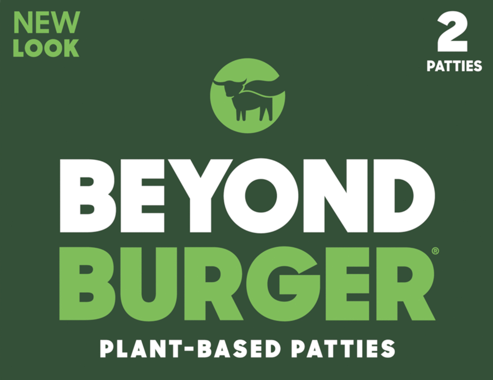 Las hamburguesas a base de plantas llenas de verde de Beyond Burger presentan letras llamativas en blanco y verde claro, con el logotipo circular de la vaca del cabo en la parte superior.
