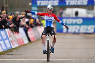 Puck Pieterse in Dutch national champions kit at a cyclo-cross race