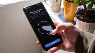 Setting up a fingerprint using the OnePlus 13's ultrasonic fingerprint sensor