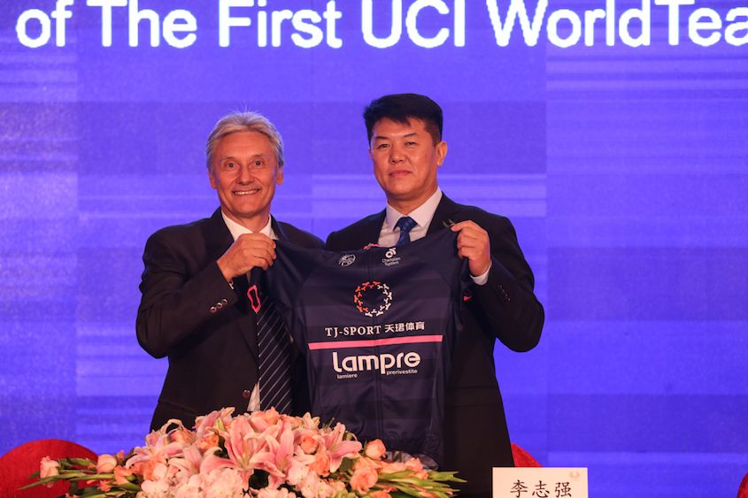 Giuseppe Saronni gives a special memorial jersey