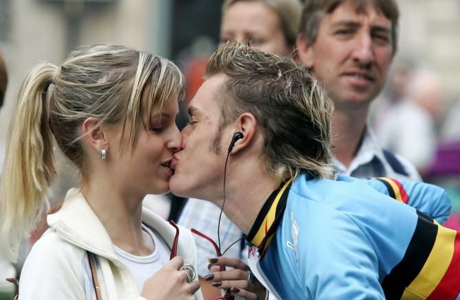 Wouter Weylandt (Belgium) gives his girlfriend a kiss at the 2004 Worlds