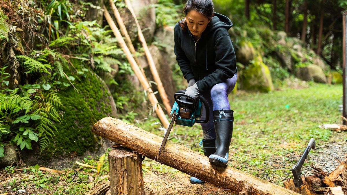 How to start a chainsaw