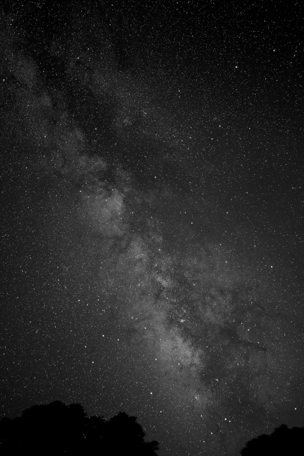 Milky Way Glows In Beautiful Black-and-white Photo 