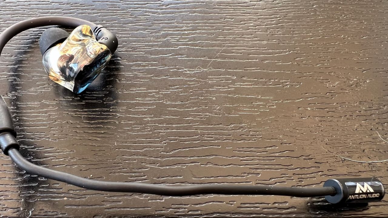 Antlion Kimura Duo i n&auml;rbild p&aring; ett bord