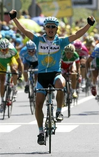 Alexandre Vinokourov (Astana) performs a copycat manoeuvre of his Champs Elys&eacute;es victory two years ago to take Stage 8 of the Vuelta.