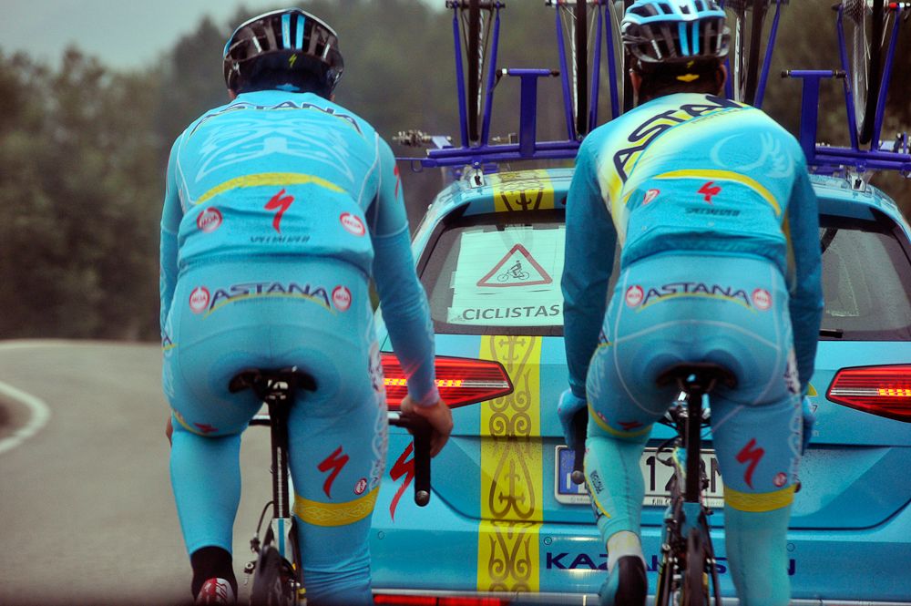 Riders follow the Astana car during the ride