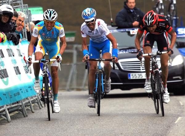 Alberto Contador (Astana), Ezequiel Mosquera (Xacobeo Galicia) and Juan Maurizio Soler (Caisse d'Epargne) race to the finish line together