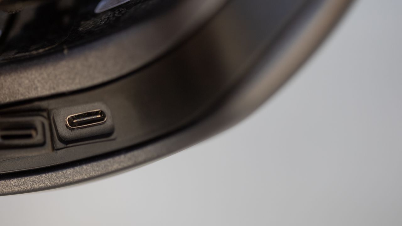 Giro Ethos MIPS SUB-C charging port