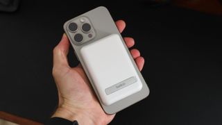 5 Best MagSafe Power Banks for iPhones (2024): High Capacity, Slim,  Kickstands