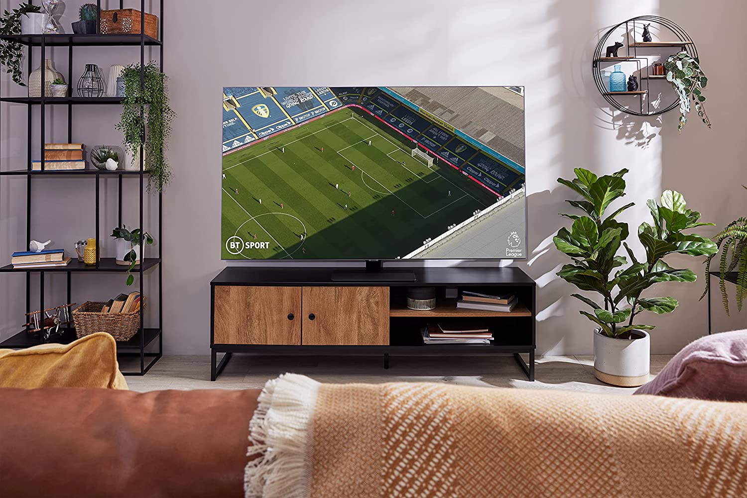 amsung 50 inci Q80A QLED 4K Smart TV (2021) di ruang tamu menampilkan sepak bola