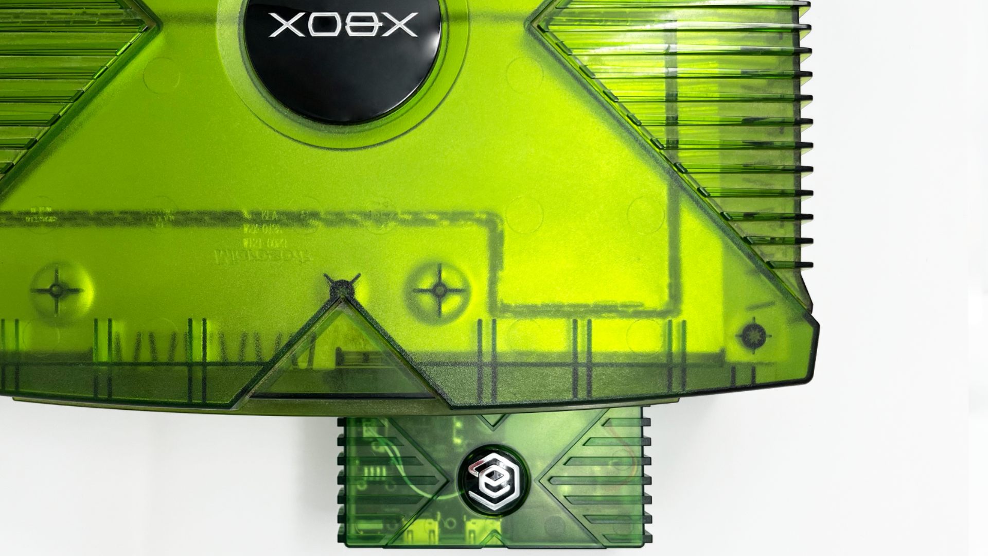 Transparenter grüner EON XBHD-Adapter, der an der Original-Xbox angebracht ist