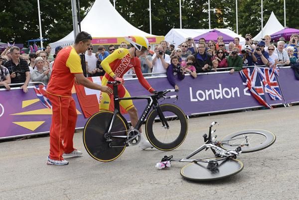 Luis Leon Sanchez Gil (Spain) gets his new bike