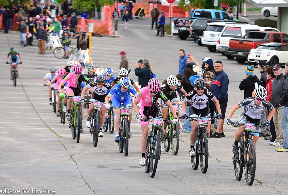 Rose Grant (NoTubes) and Chloe Woodruff (NoTubes Niner) continued to put pressure on the field during lap three