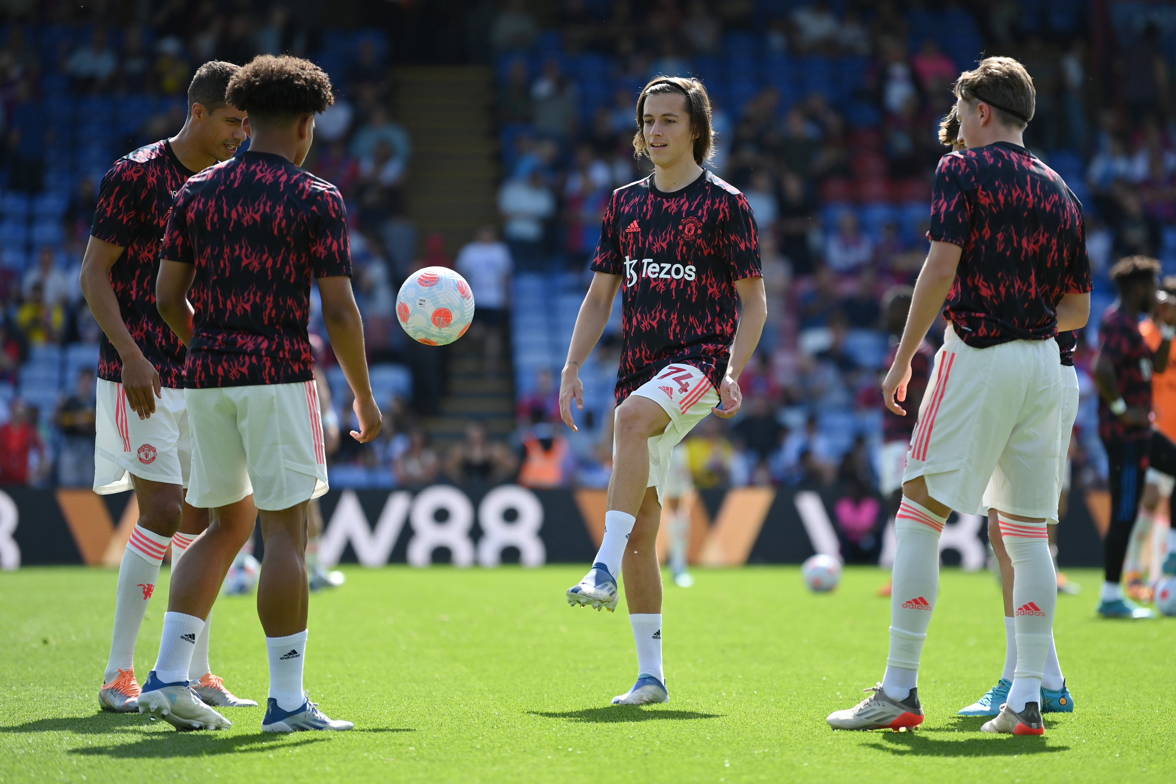 Alvaro Carreras warms up for Man United, 2022