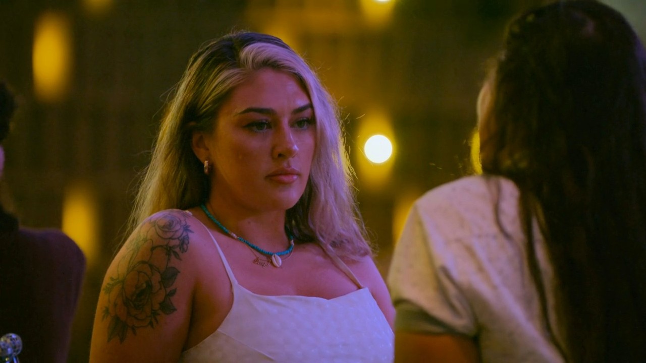 Dayna talking to Mel at a bar in The Ultimatum: Queer Love Season 2.
