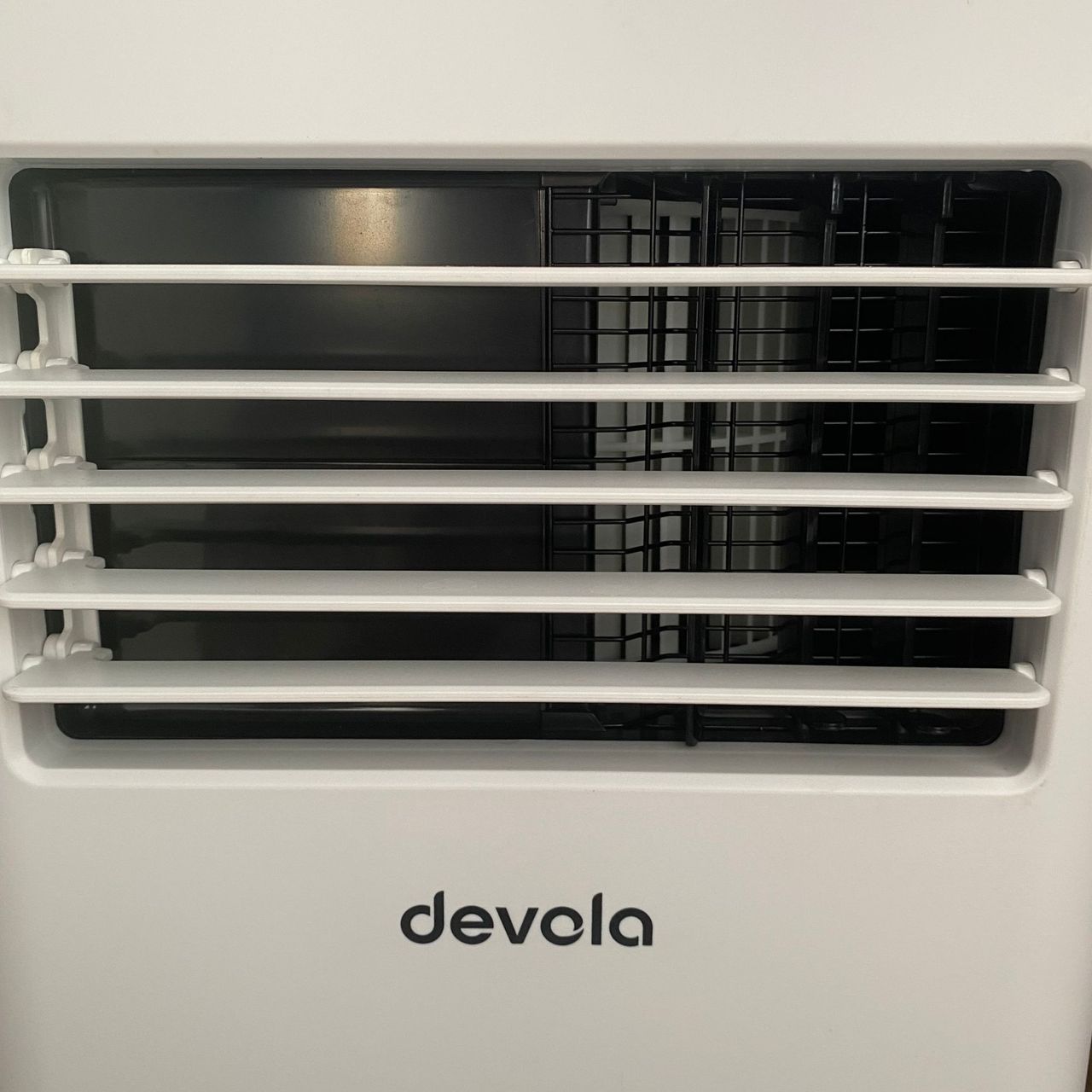 Close up of the front air outlet of the Devola DVAC09CW portable air conditioner