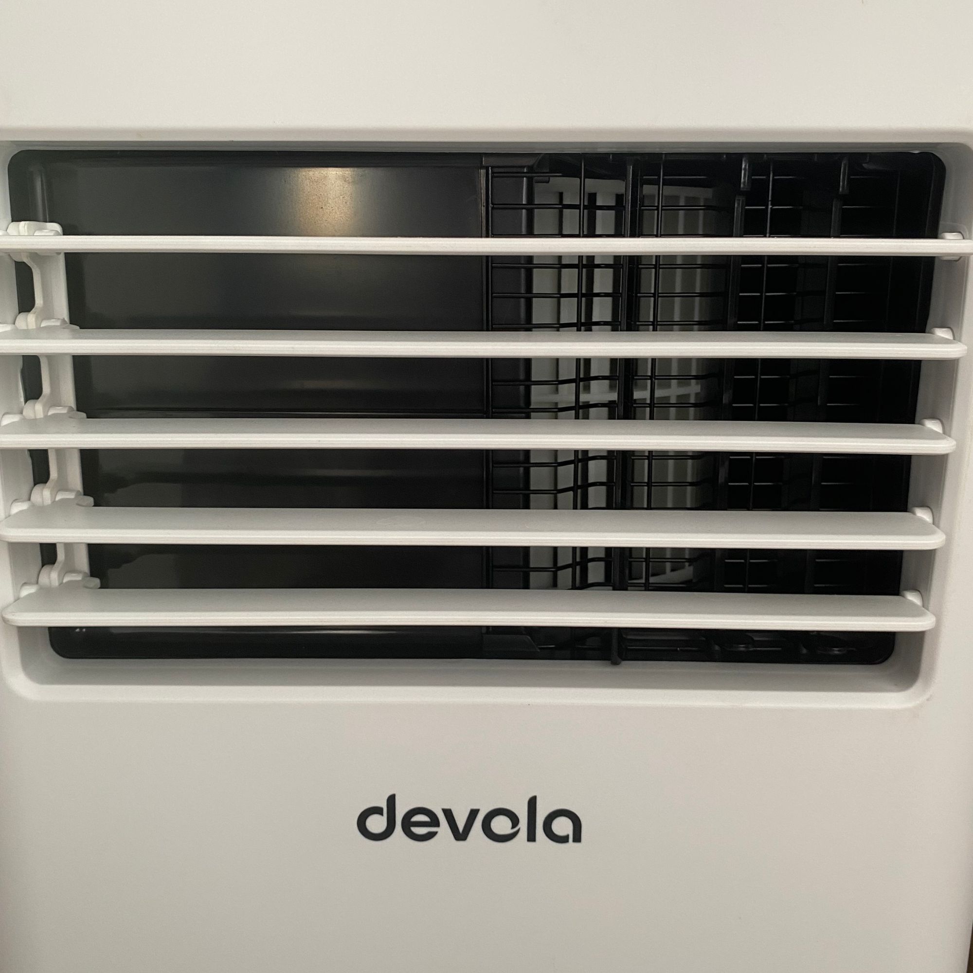 Close up of the front air outlet of the Devola DVAC09CW portable air conditioner