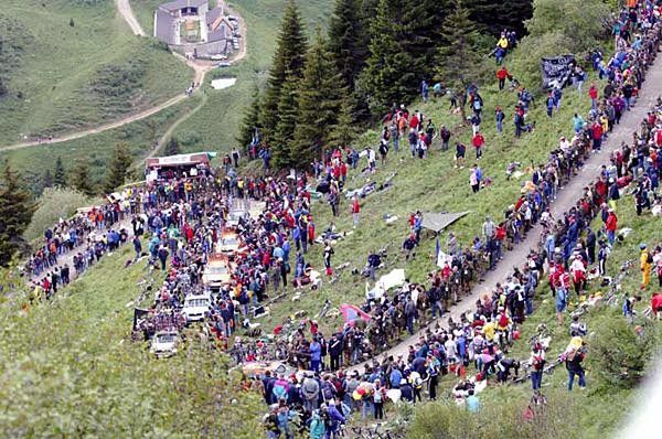 I Tifosi wrap the 10.1 km run to Monte Zoncolan.