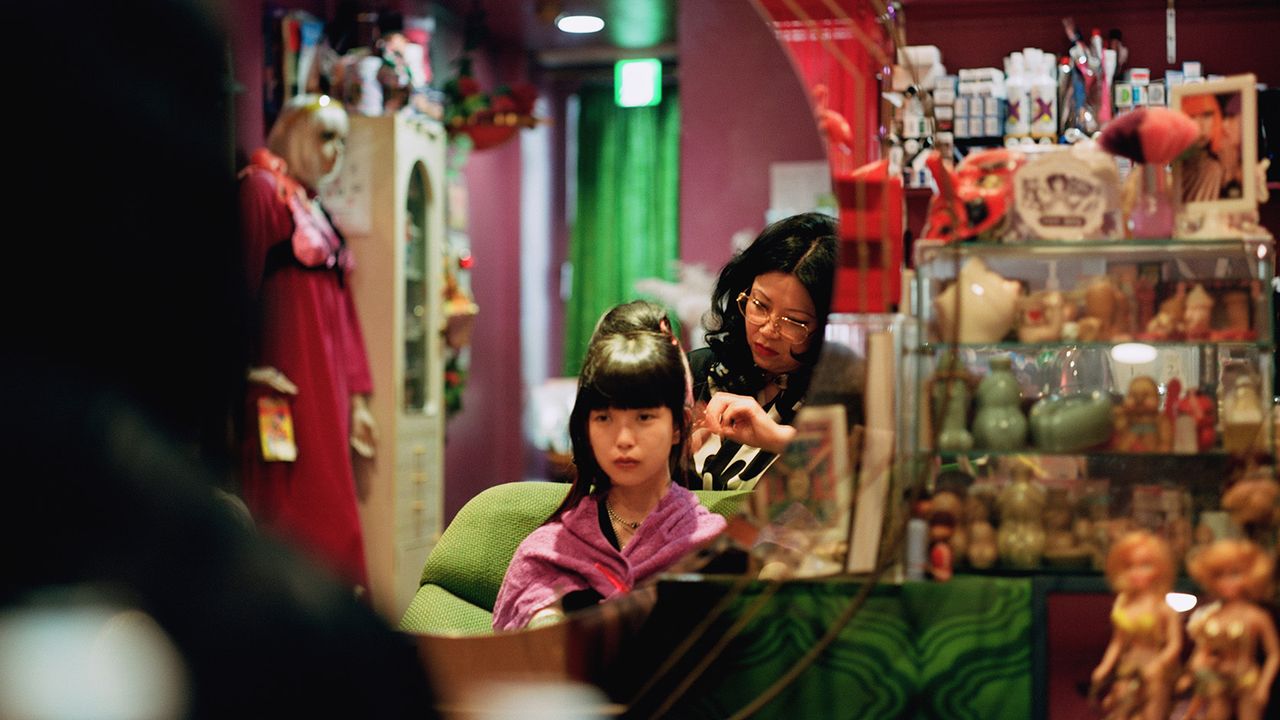 Yumeya Osaka salon, customer having hair cut 