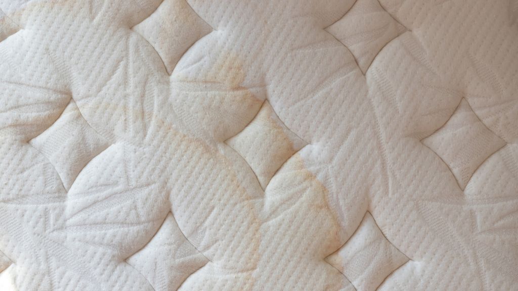 this-is-why-your-mattress-has-yellow-stains-and-how-to-remove-them