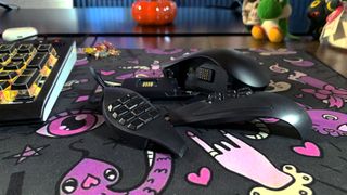 Gaming-musen Razer Naga Pro Wireless med sidepaneler og gaming-oppsett.