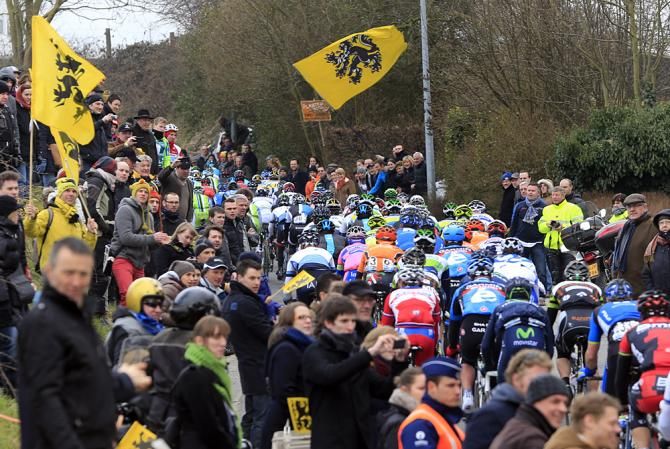The peloton squeezes through the crowds
